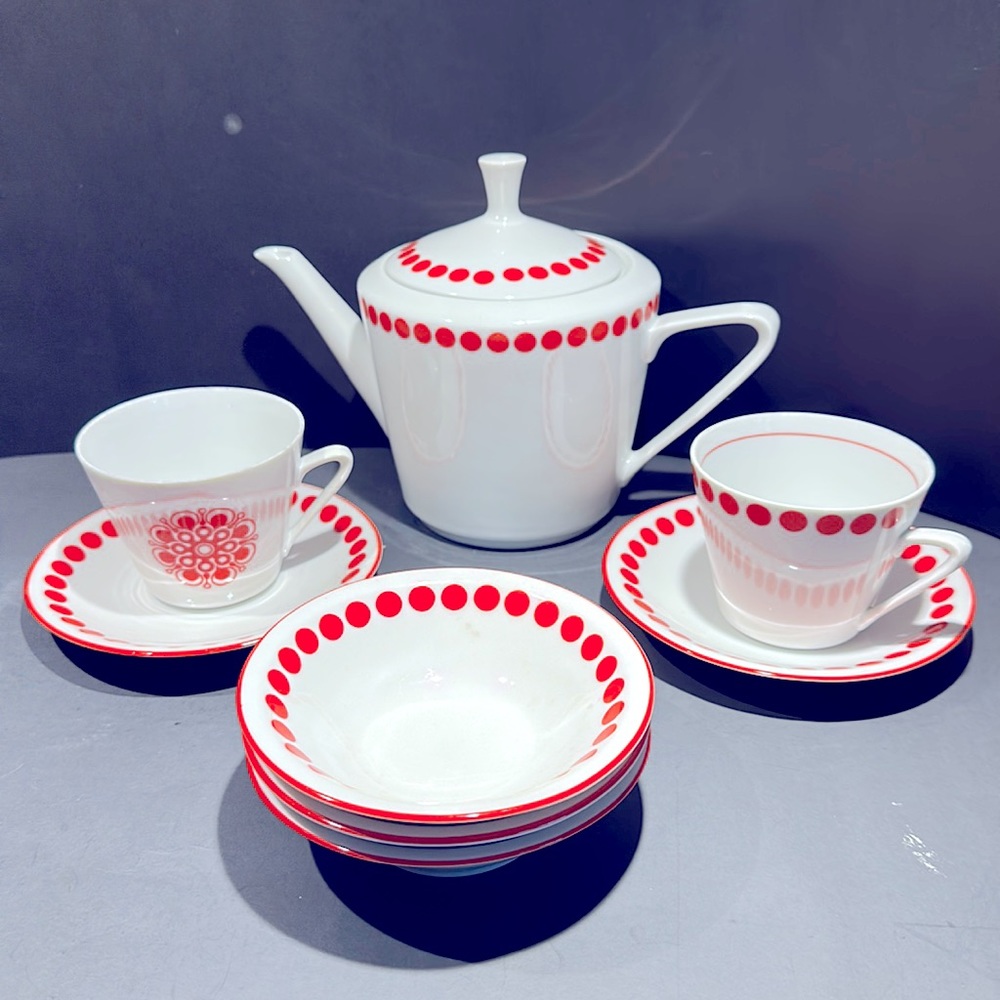 Vtg Polka Dot Pottery Teapot, 2 cups/saucers & 3 dessert bowls. Northland China
